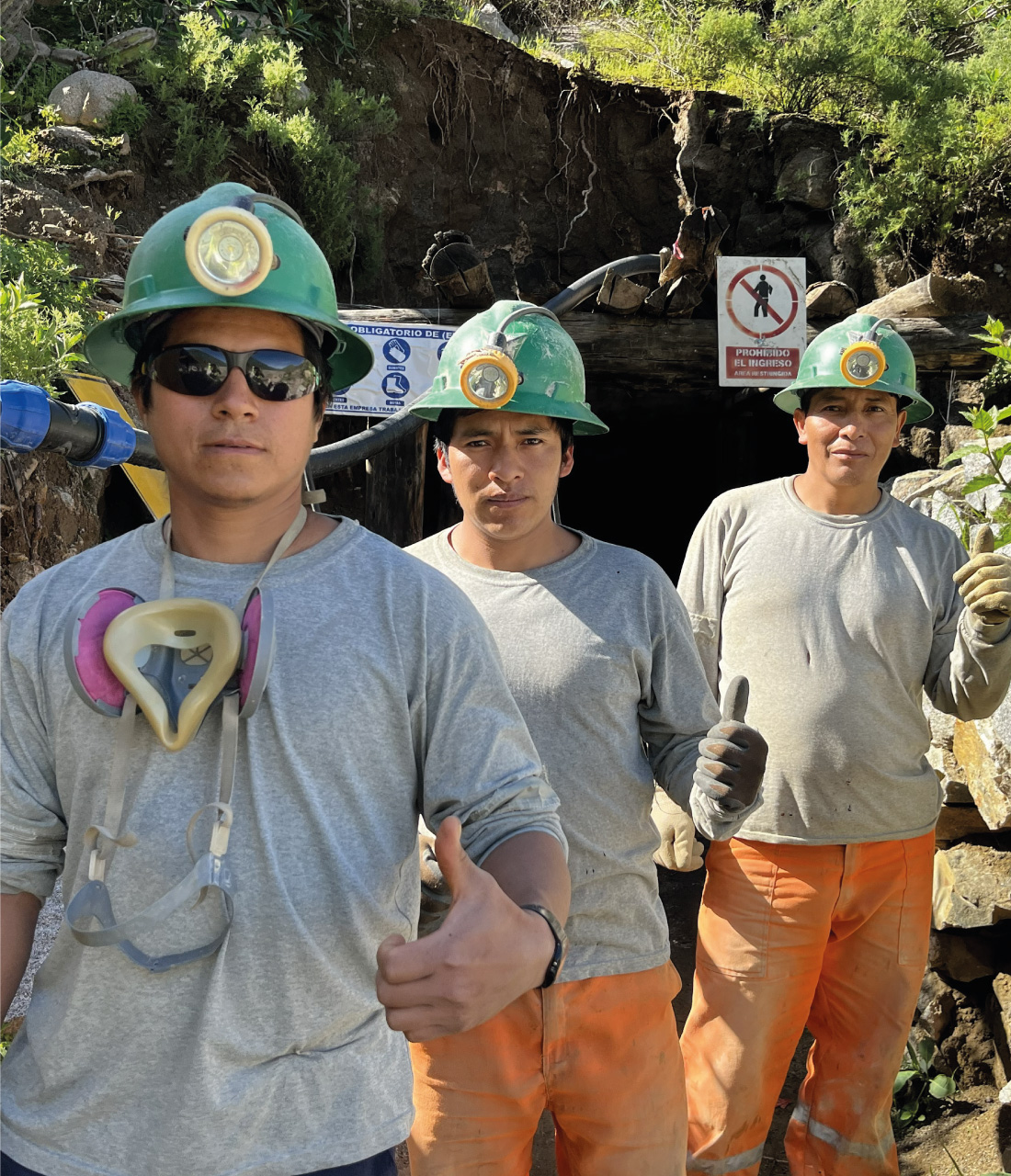 Trabajador de Minera Yanaquihua con mineros artesanales