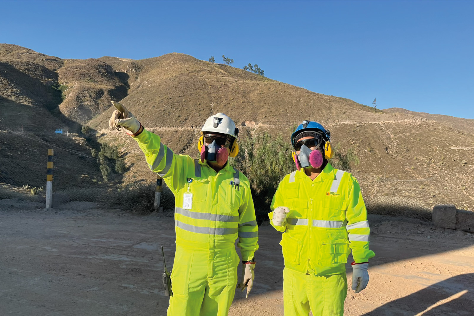 Trabajadores de Minera Yanaquihua señalando la zona de operaciones