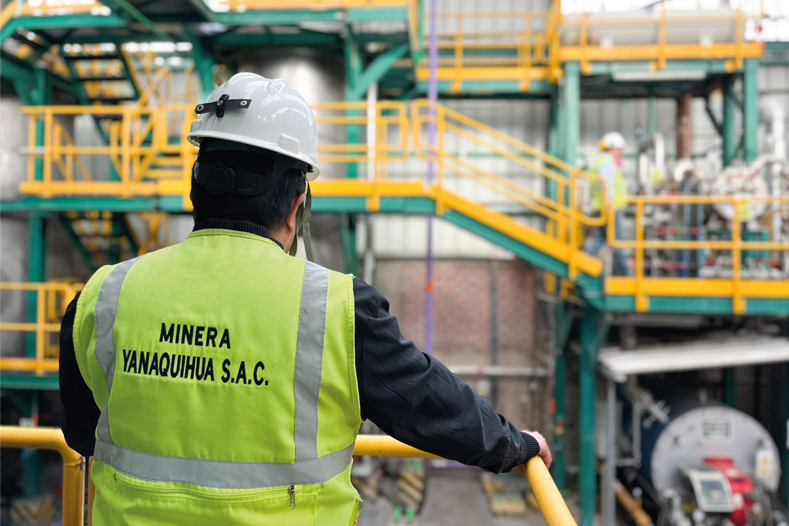 Equipo de Minera Yanaquihua revisando los riesgos de la operación