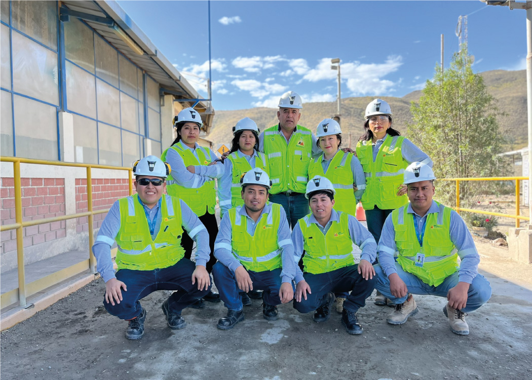Equipo de trabajadores de Minera Yanaquihua en la unidad
