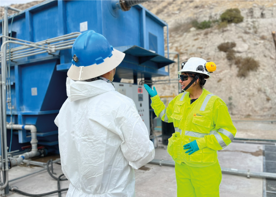Trabajadoras revisando equipos en la planta