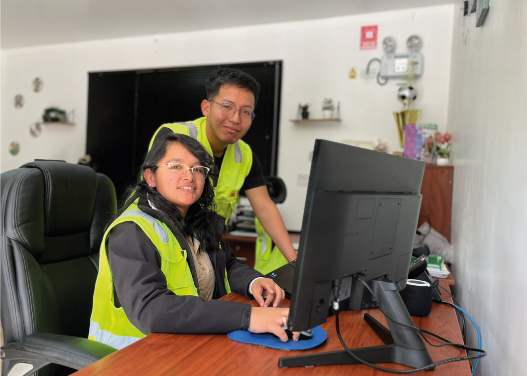 Trabajadoras en la oficina de la unidad minera